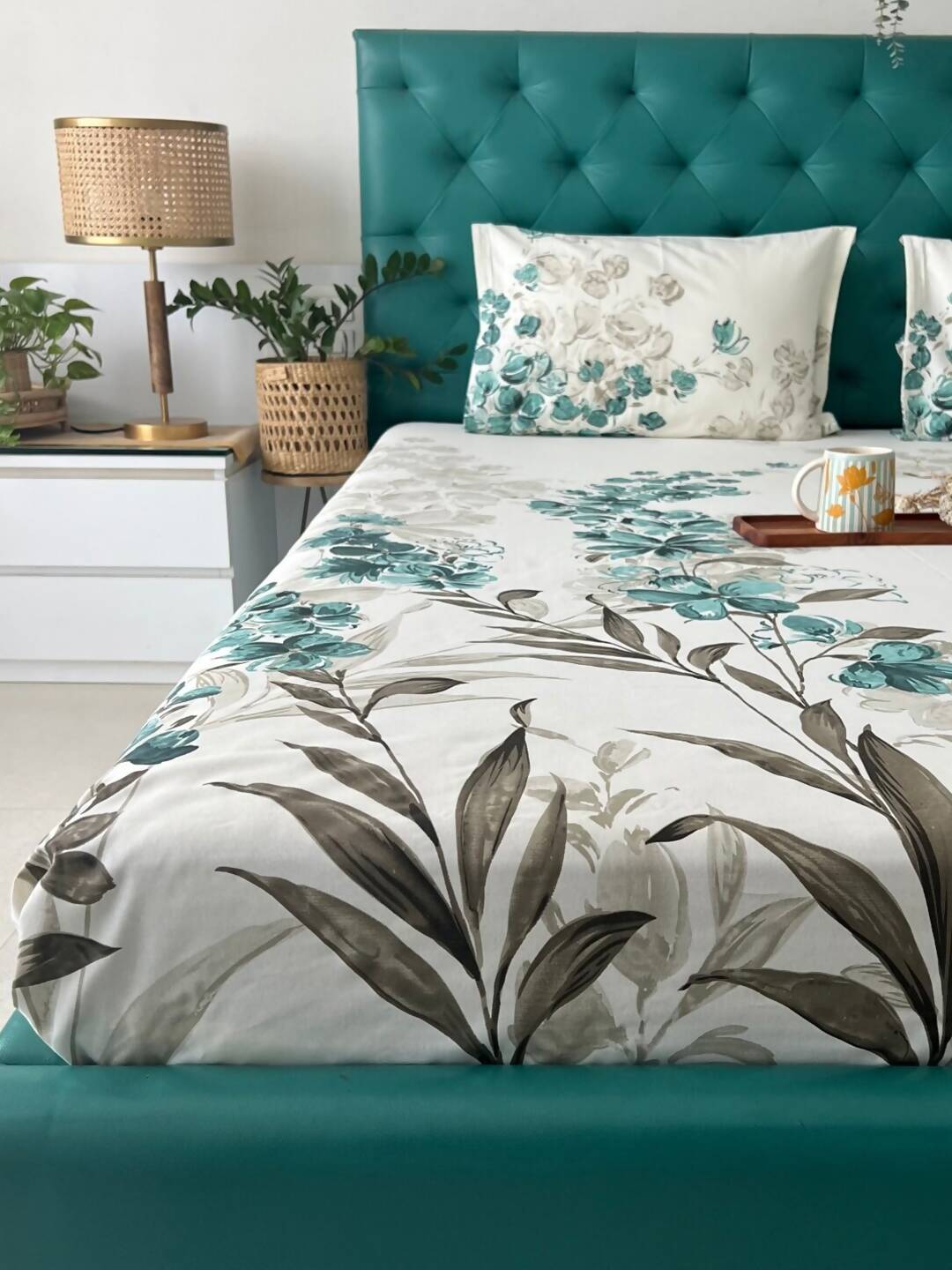 URBAN SPACE Serene White & Blue Printed 200 TC Pure Cotton Bedsheet & Pillow Covers